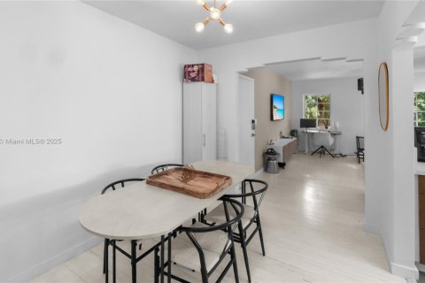 Condo in Miami Beach, Florida, 1 bedroom  № 1947232 - photo 8