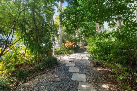 Condo in Miami Beach, Florida, 1 bedroom  № 1947232 - photo 25