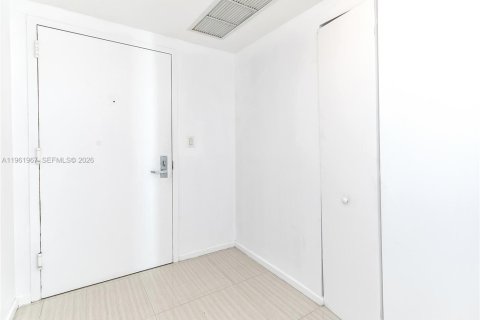 Condo in Miami, Florida, 3 bedrooms  № 2052842 - photo 27