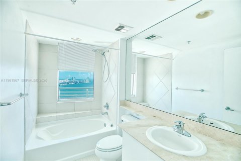 Condo in Miami, Florida, 3 bedrooms  № 2052842 - photo 17