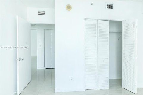 Condo in Miami, Florida, 3 bedrooms  № 2052842 - photo 24