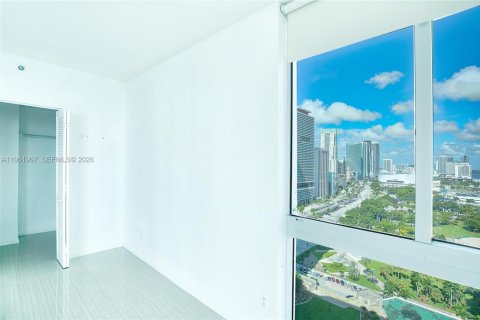 Condo in Miami, Florida, 3 bedrooms  № 2052842 - photo 15