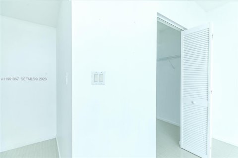 Condo in Miami, Florida, 3 bedrooms  № 2052842 - photo 14