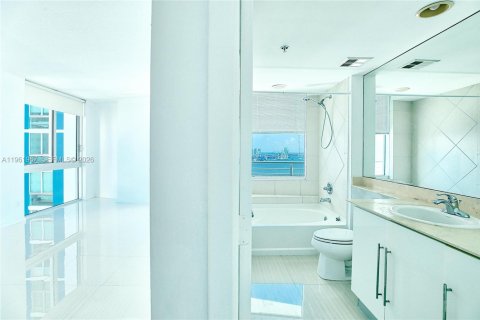 Condo in Miami, Florida, 3 bedrooms  № 2052842 - photo 18
