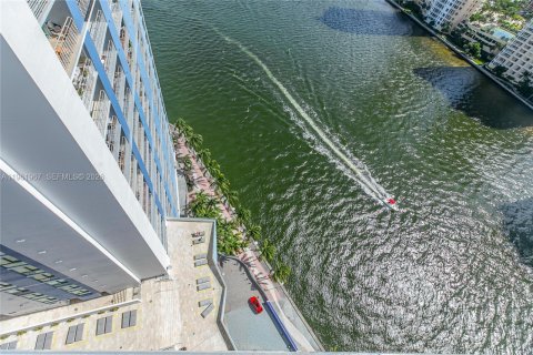 Condo in Miami, Florida, 3 bedrooms  № 2052842 - photo 2