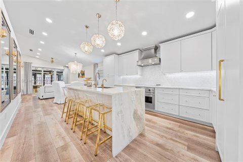 House in Pembroke Pines, Florida 4 bedrooms, 131.55 sq.m. № 2065291 - photo 3