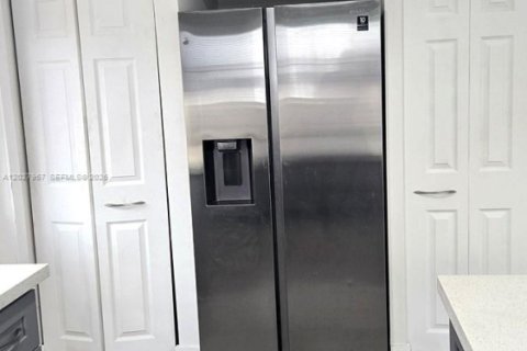 Villa ou maison à louer à Miami, Floride: 3 chambres, 111.48 m2 № 2084854 - photo 10