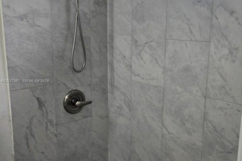 Villa ou maison à louer à Miami, Floride: 3 chambres, 111.48 m2 № 2084854 - photo 19
