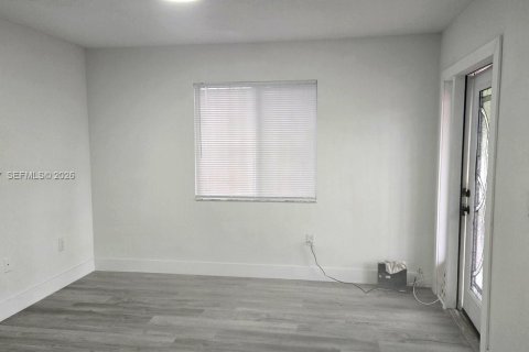 Villa ou maison à louer à Miami, Floride: 3 chambres, 111.48 m2 № 2084854 - photo 3