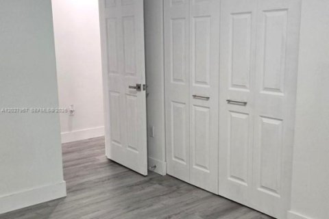 Villa ou maison à louer à Miami, Floride: 3 chambres, 111.48 m2 № 2084854 - photo 13