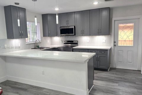 Villa ou maison à louer à Miami, Floride: 3 chambres, 111.48 m2 № 2084854 - photo 6