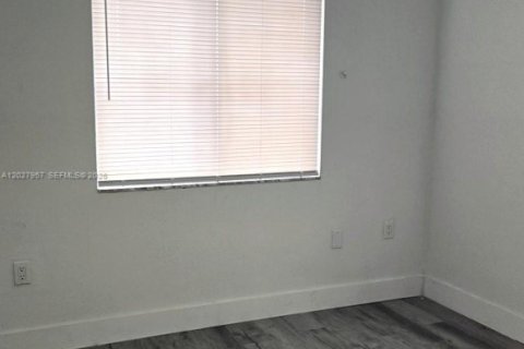 Villa ou maison à louer à Miami, Floride: 3 chambres, 111.48 m2 № 2084854 - photo 14