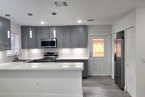 Villa ou maison à louer à Miami, Floride: 3 chambres, 111.48 m2 № 2084854 - photo 7