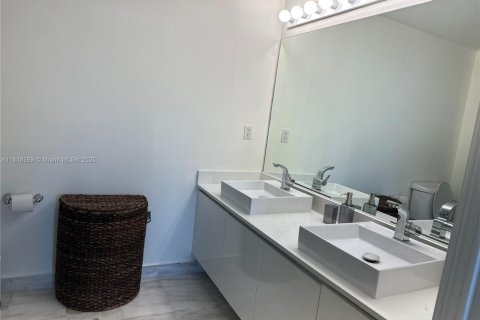 Condominio en alquiler en Miami, Florida, 2 dormitorios, 107.58 m2 № 1852232 - foto 12