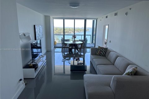 Condominio en alquiler en Miami, Florida, 2 dormitorios, 107.58 m2 № 1852232 - foto 1