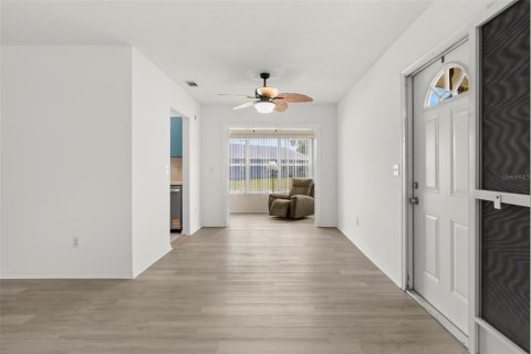 Condo in Sun City Center, Florida, 2 bedrooms  № 1837867 - photo 9