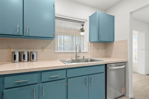 Condo in Sun City Center, Florida, 2 bedrooms  № 1837867 - photo 13