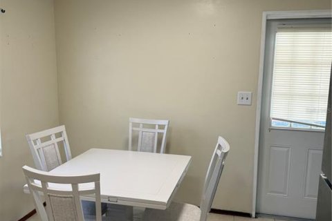House in Clermont, Florida 3 bedrooms, 87.14 sq.m. № 2105162 - photo 8