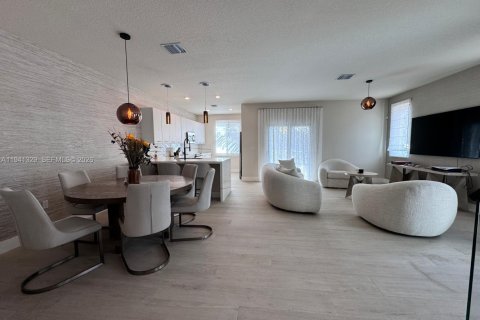 Adosado en venta en Doral, Florida, 3 dormitorios, 219.81 m2 № 1998660 - foto 6
