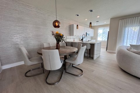 Adosado en venta en Doral, Florida, 3 dormitorios, 219.81 m2 № 1998660 - foto 5
