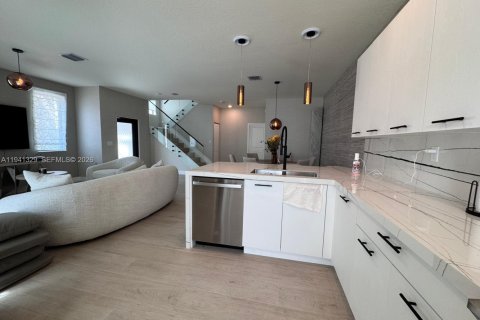 Adosado en venta en Doral, Florida, 3 dormitorios, 219.81 m2 № 1998660 - foto 9