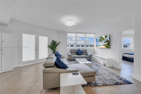 Condo in Miami, Florida, 2 bedrooms № 1985257 - photo 21