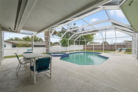 House in Largo, Florida 5 bedrooms, 251.95 sq.m. № 1810682 - photo 4
