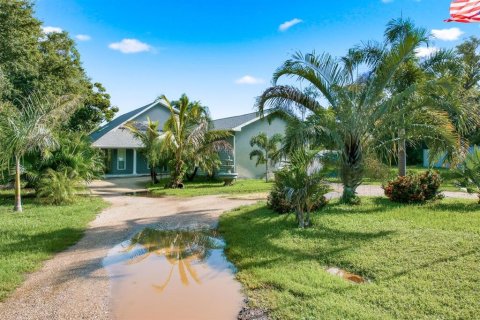 House in Pinellas Park, Florida 5 bedrooms, 301.75 sq.m. № 2200790