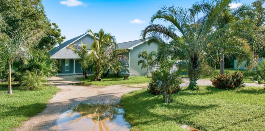 House in Pinellas Park, Florida 5 bedrooms, 301.75 sq.m. № 2200790