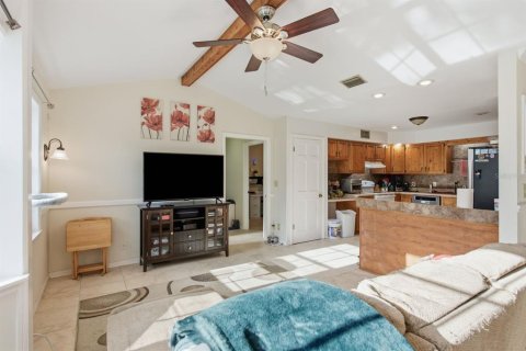 House in Pinellas Park, Florida 5 bedrooms, 301.75 sq.m. № 2200790 - photo 6