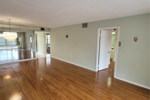 Купить кондоминиум в Пемброк-Пайнс, Флорида 2 спальни, 110.74м2, № 2001959 - фото 3