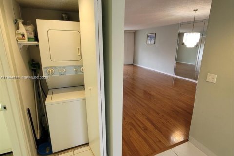 Купить кондоминиум в Пемброк-Пайнс, Флорида 2 спальни, 110.74м2, № 2001959 - фото 4