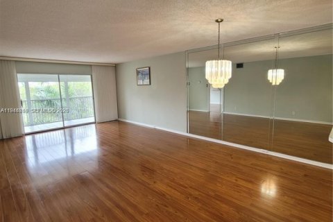 Купить кондоминиум в Пемброк-Пайнс, Флорида 2 спальни, 110.74м2, № 2001959 - фото 2