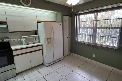 Купить кондоминиум в Пемброк-Пайнс, Флорида 2 спальни, 110.74м2, № 2001959 - фото 16