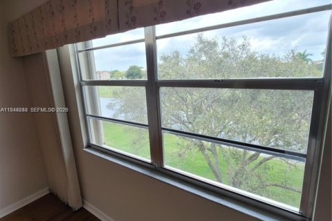 Купить кондоминиум в Пемброк-Пайнс, Флорида 2 спальни, 110.74м2, № 2001959 - фото 21