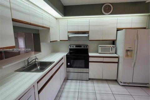 Купить кондоминиум в Пемброк-Пайнс, Флорида 2 спальни, 110.74м2, № 2001959 - фото 10