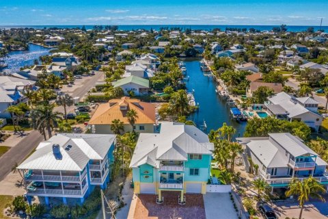 House in Anna Maria, Florida 5 bedrooms, 297.47 sq.m. № 2198979