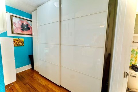 Condo in Saint Petersburg, Florida, 3 rooms  № 1614413 - photo 13