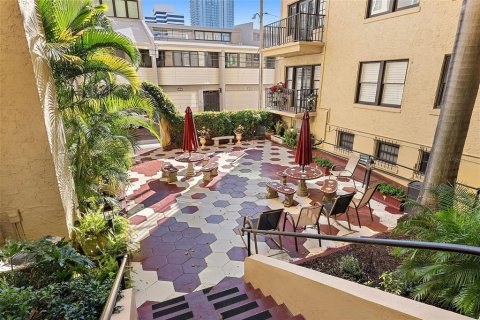 Condo in Saint Petersburg, Florida, 3 rooms  № 1614413 - photo 16