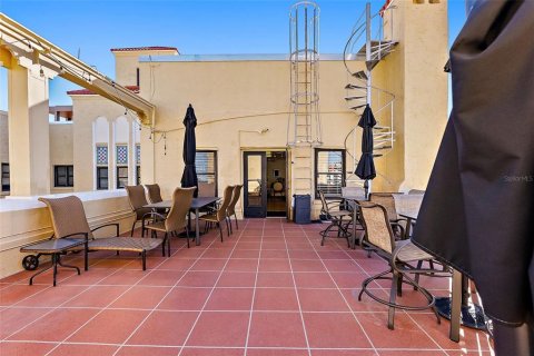 Condo in Saint Petersburg, Florida, 3 rooms  № 1614413 - photo 14