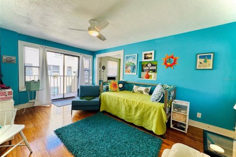 Condo in Saint Petersburg, Florida, 3 rooms  № 1614413 - photo 3