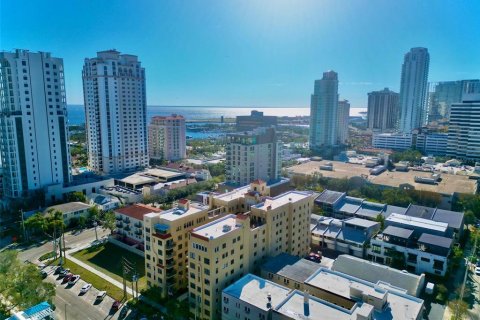 Condo in Saint Petersburg, Florida, 3 rooms  № 1614413 - photo 1