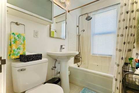 Condo in Saint Petersburg, Florida, 3 rooms  № 1614413 - photo 12