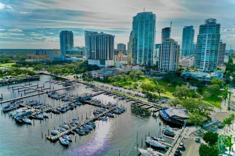 Condo in Saint Petersburg, Florida, 3 rooms  № 1614413 - photo 25