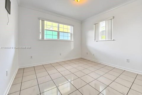 Villa ou maison à vendre à Miami, Floride: 2 chambres, 99.22 m2 № 1966532 - photo 8