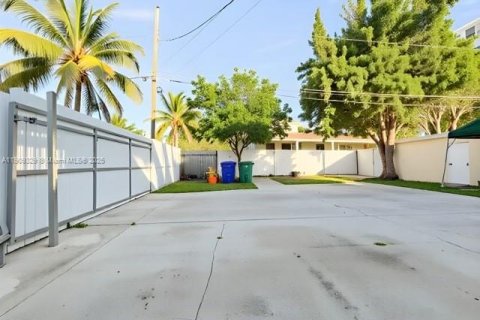 Villa ou maison à vendre à Miami, Floride: 2 chambres, 99.22 m2 № 1966532 - photo 14