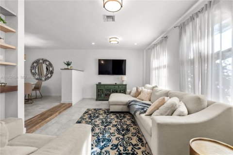 House in Coral Gables, Florida 3 bedrooms, 155.98 sq.m. № 2028730 - photo 5