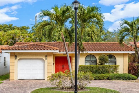 House in Coral Gables, Florida 3 bedrooms, 155.98 sq.m. № 2028730