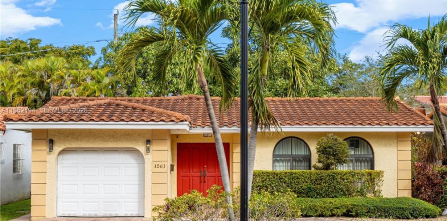 House in Coral Gables, Florida 3 bedrooms, 155.98 sq.m. № 2028730