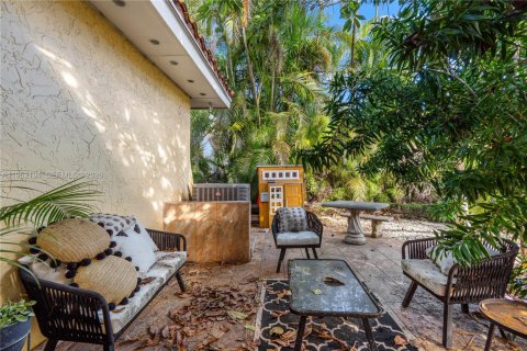 House in Coral Gables, Florida 3 bedrooms, 155.98 sq.m. № 2028730 - photo 20